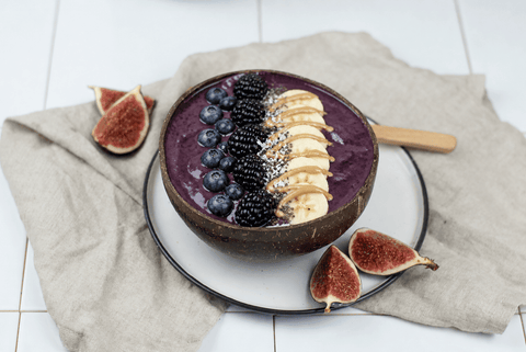 Acai Bowl mit Beeren un Chiasamen