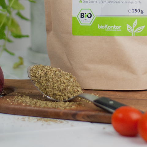 Oregano gerebelt auf Löffel in der Küche 