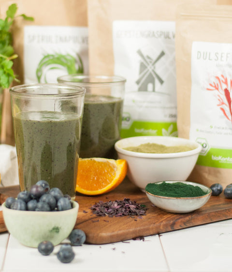 Set aus Dulseflocken, Gerstengrassaftpulver, Spirulinapulver, Wildheidelbeerpulver 