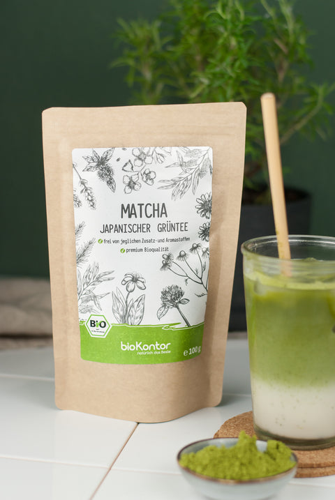 Iced Matcha Latte Zubereitung mit bio Matcha von bioKontor im Doypack 