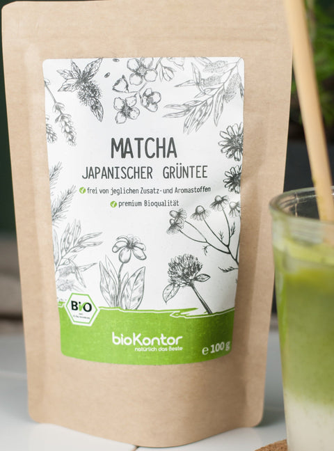 Bio Matchapulver im Doypack mit einem Iced Matcha Latte