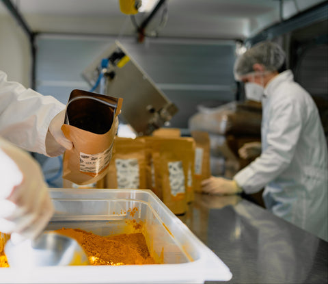 Produktion von Superfoods bei bioKontor, Abfüllung von Goldener Milch in Tüten in Produktionsraum 